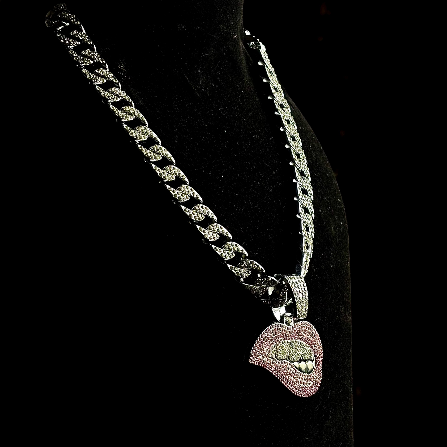 Flirty Biting lips w Classic Cuban chain